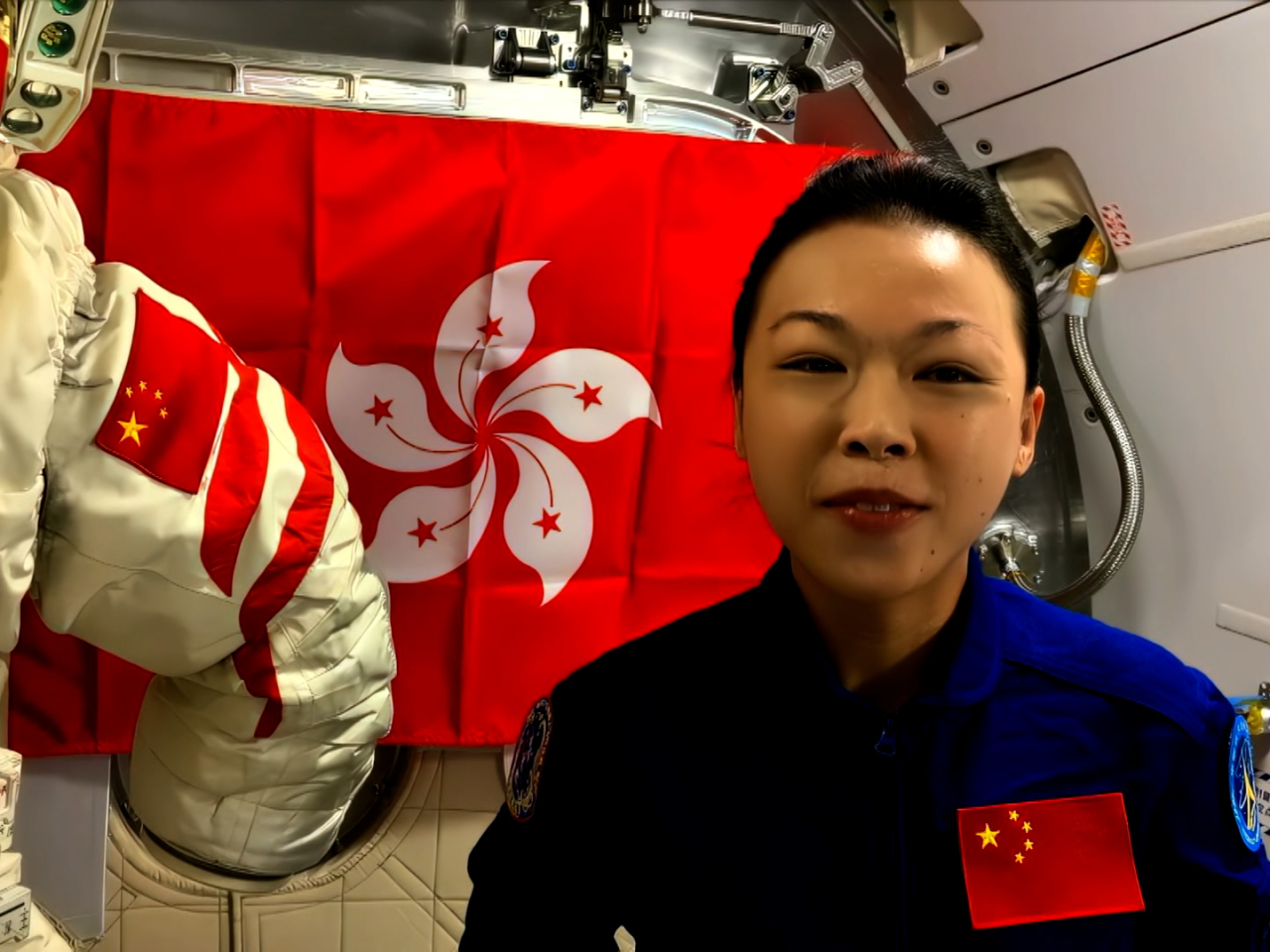 在會展舉行的慶祝香港特區成立二十九周年酒會上，播出載荷專家黎家盈祝賀香港的短片。