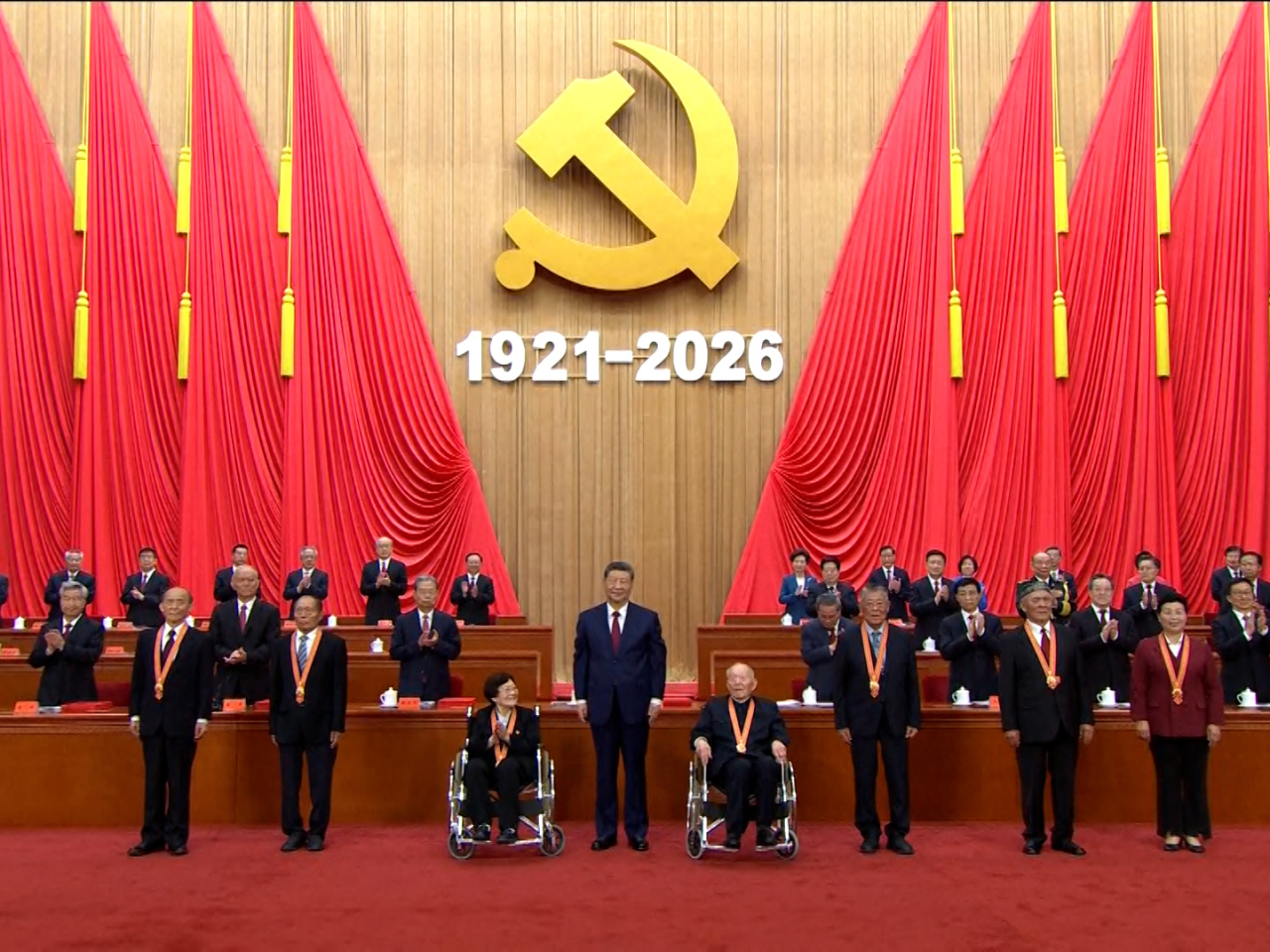 習近平在北京人民大會堂向「七一勛章」獲得者頒授勛章。（央視截圖）