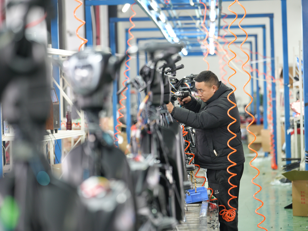 標普全球編制的內地6月製造業PMI經季節調整後跌至51.7，較5月下跌0.1，創3個月低位。（新華社資料圖片）