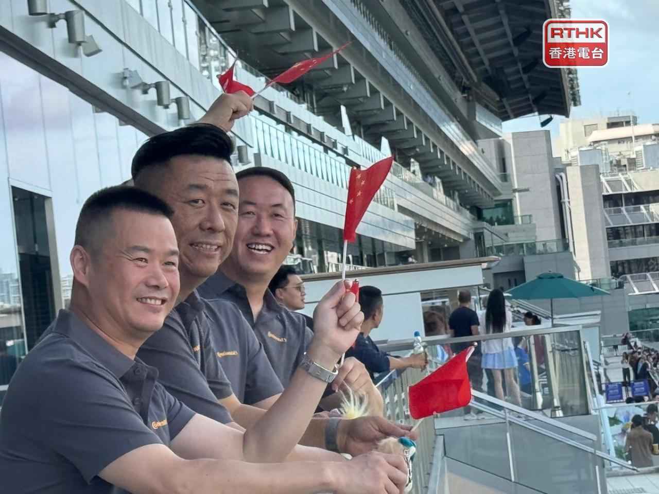 沙田馬場舉行「香港共慶回歸賽馬日」，吸引不少市民及旅客入場。（實習記者鄭凱安攝）