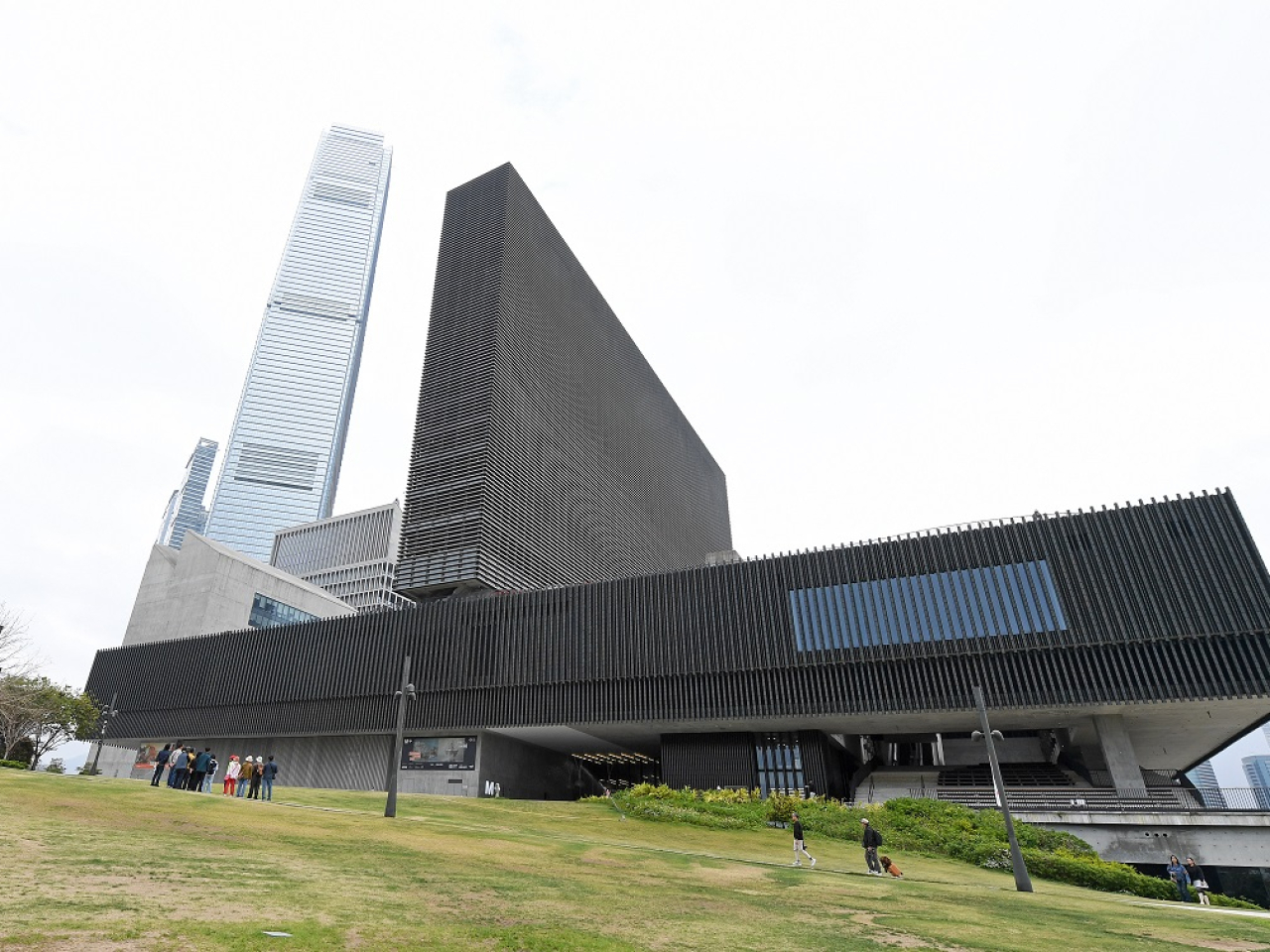 截至晚上7時，M+有近3萬人次入場參觀，打破M+自2021年開館以來的單日入場人次紀錄。（新華社資料圖片）