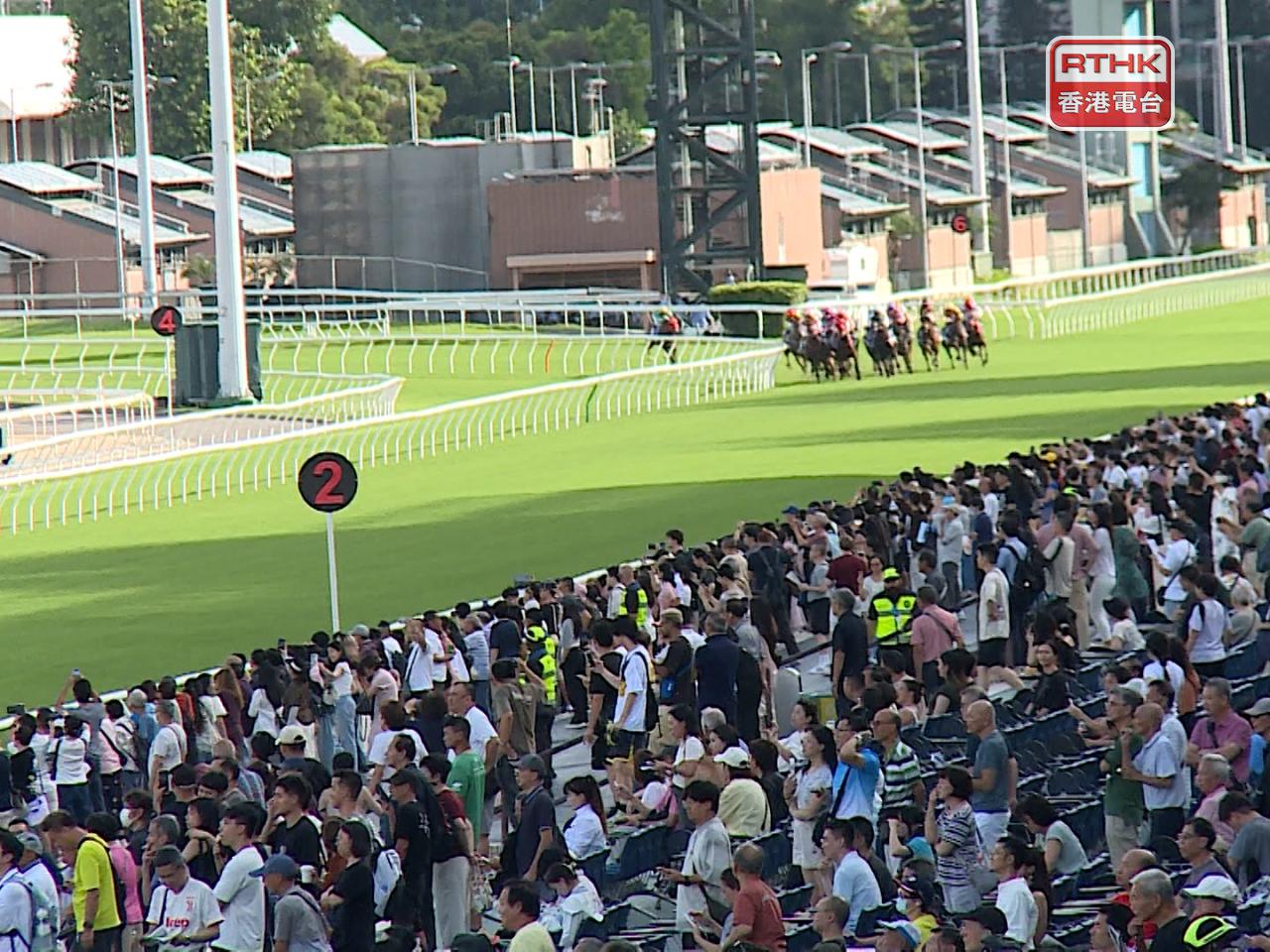 沙田馬場舉行「香港共慶回歸賽馬日」，馬會表示，共吸引超過27000名市民及旅客入場。（張連登攝）