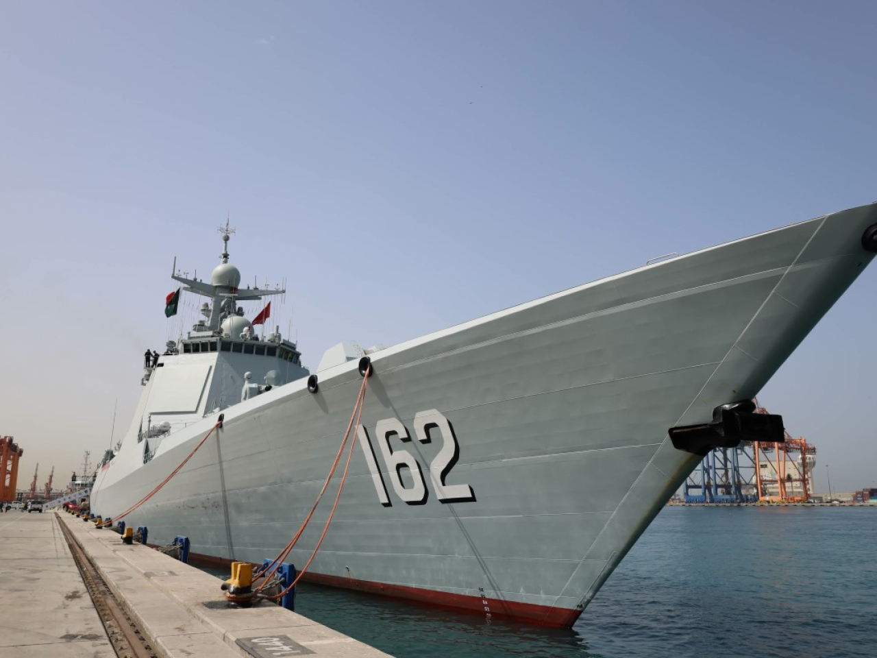 南寧艦(圖)和衡陽艦組成的編隊上午抵達香港。(新華社資料圖片)