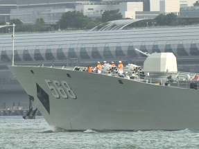 解放軍南寧艦及衡陽艦經鯉魚門進入維港
