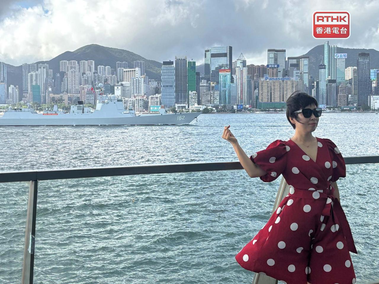 有市民及旅客今早到尖東海旁觀看軍艦進入維港情況。（實習記者倪芷瑩攝）