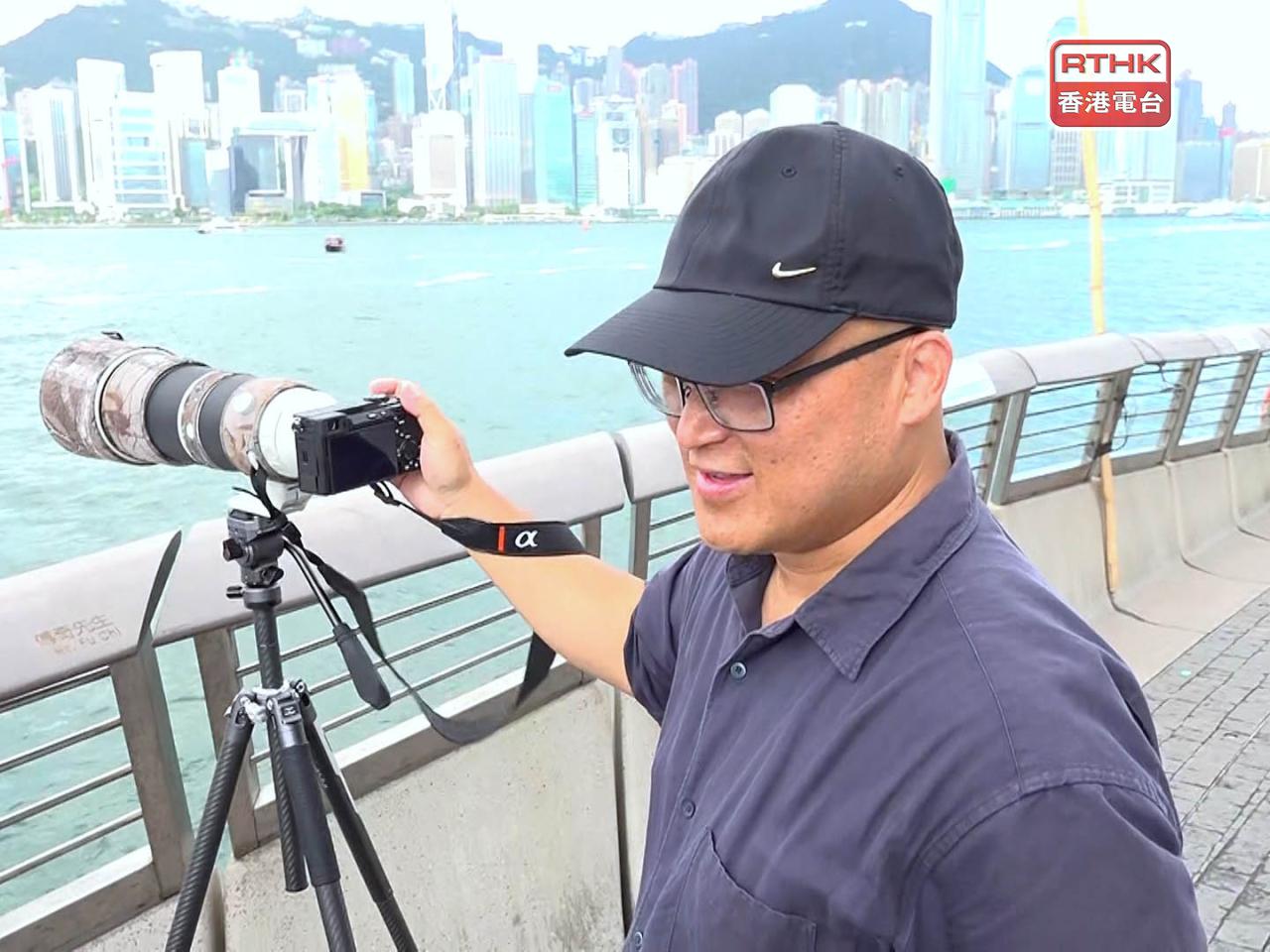 有攝影愛好者就帶備影相器材，拍攝軍艦經過的一刻。（郭志強攝）