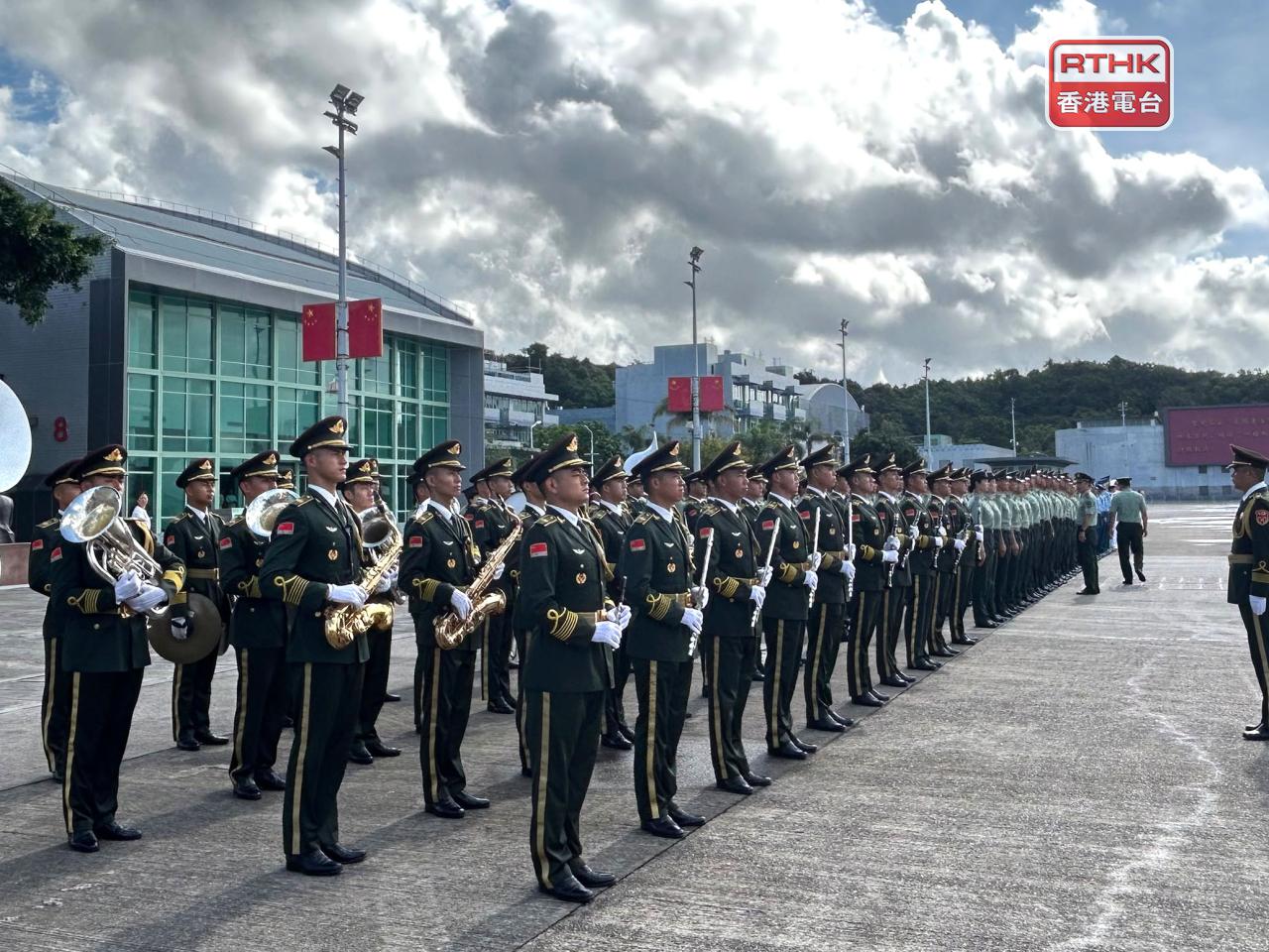 衡陽艦及南寧艦進入昂船洲軍港，碼頭上海陸空三軍及軍樂隊奏樂歡迎。（鄧穎琳攝）