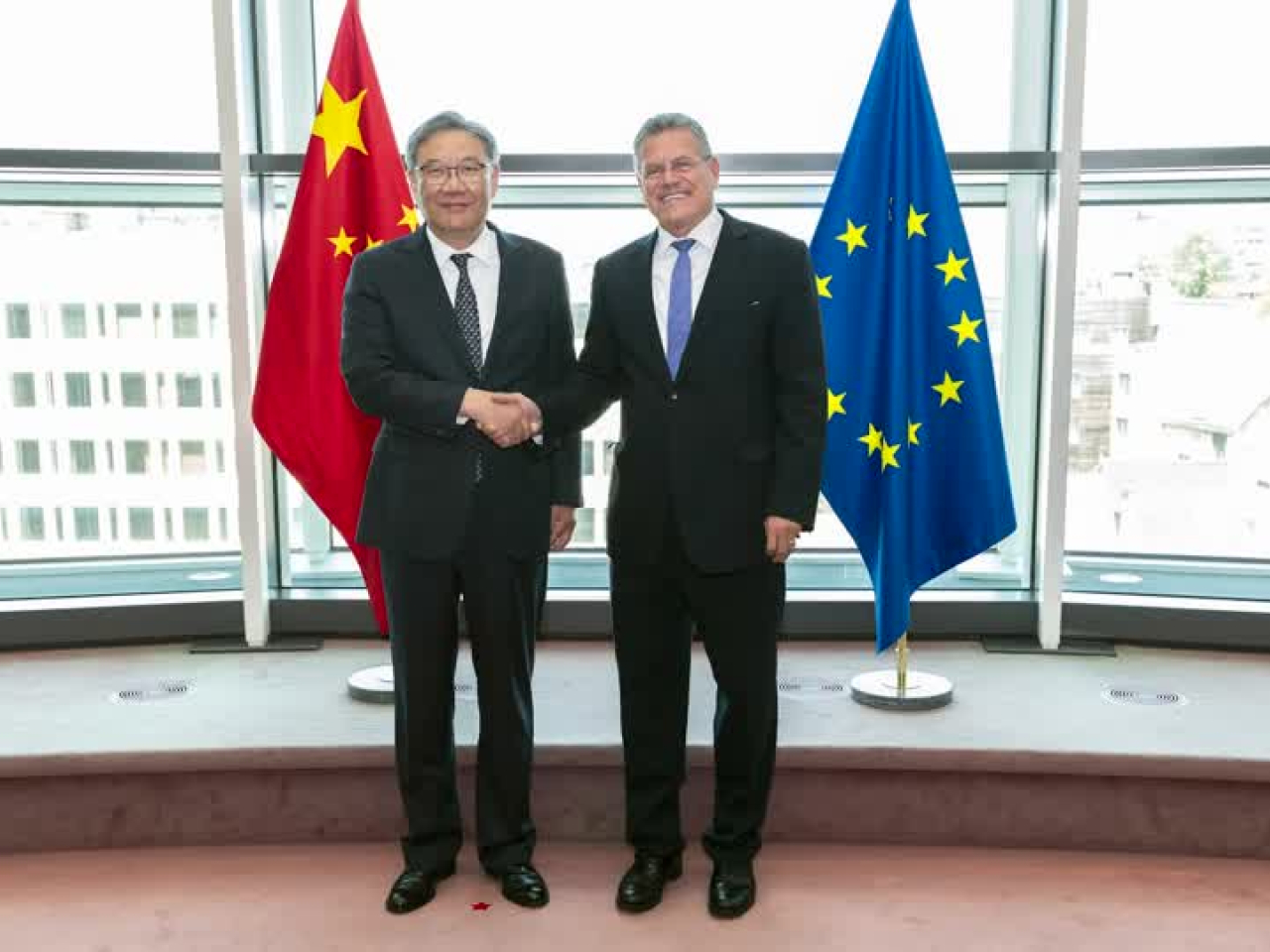 商務部部長王文濤與歐盟貿易專員謝夫喬維奇，舉行中歐貿易投資磋商機制首次會議。(路透社資料圖片)