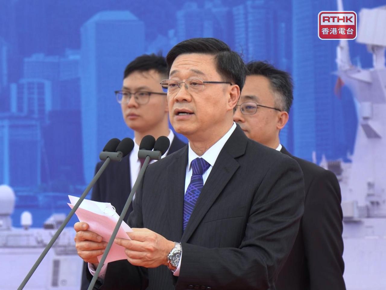 李家超說，軍艦編隊開放艦艇供市民參觀，讓市民親身感受國家軍事力量的強大，是一堂生動的愛國教育課。（鍾家銘攝）