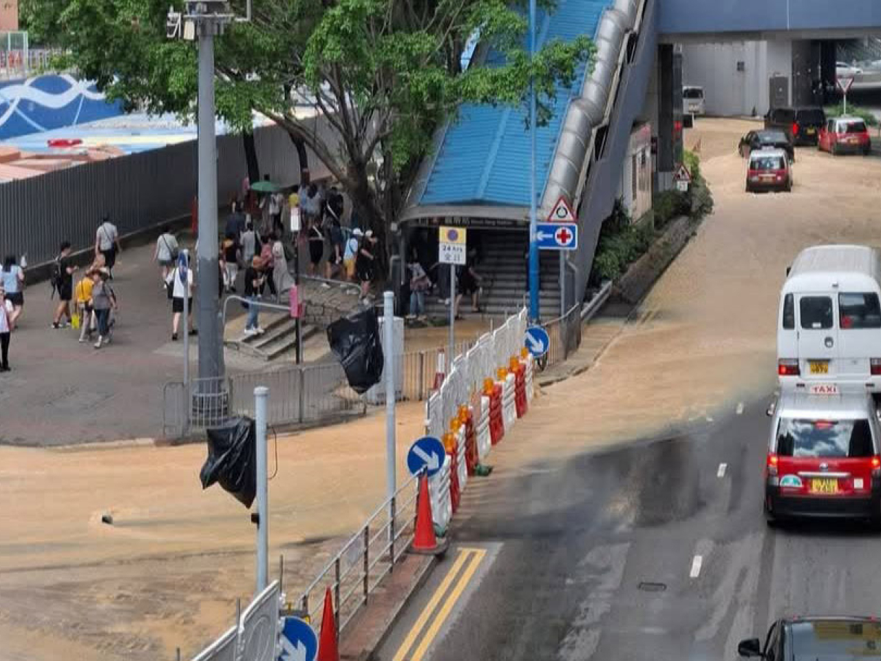 水務署表示，接獲報告指，觀塘裕民坊有食水管滲漏，故關上水掣，網上圖片可見現場有食水湧出。（網上圖片）