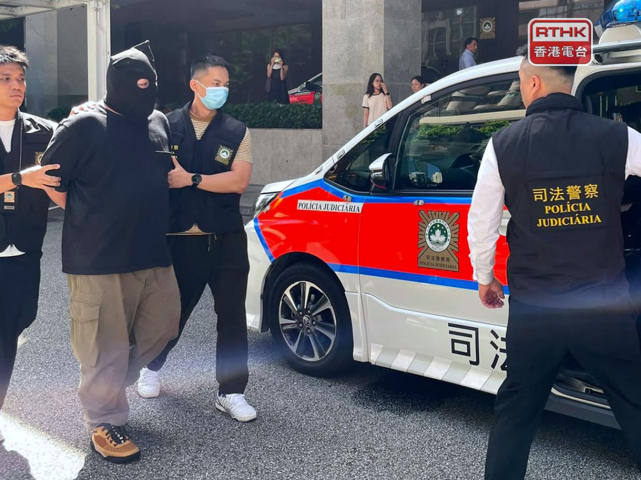 澳門司警將涉嫌觸犯慫恿、幫助自殺罪的男子押往檢察院。（鄭月明攝）