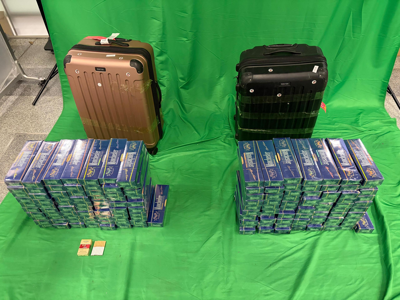 海關於其中一名男旅客的個人行李內檢獲的未完稅香煙。（政府新聞處）
