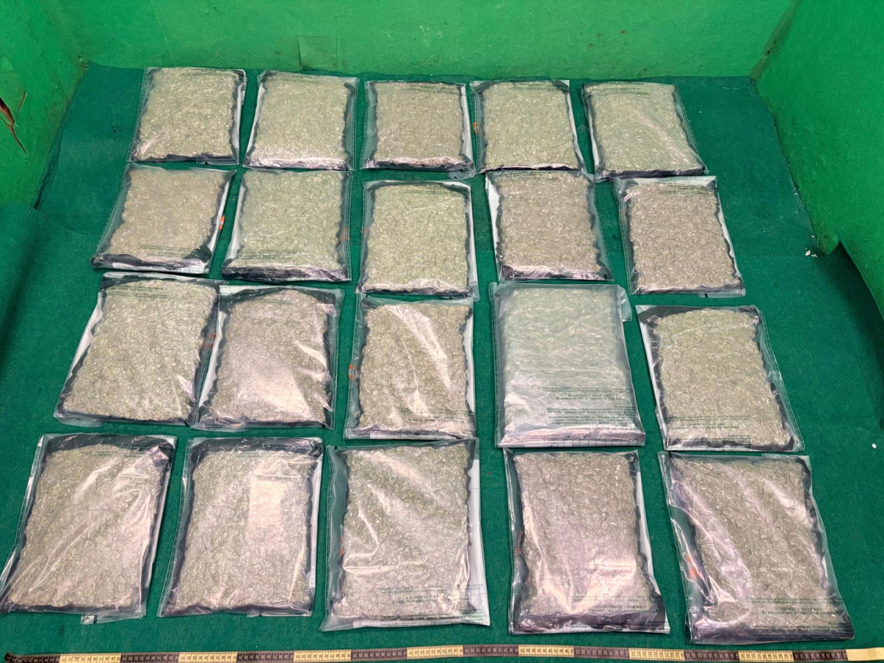 海關在機場偵破一宗行李藏毒的販毒案件，檢獲約10公斤懷疑大麻花。（政府新聞處）