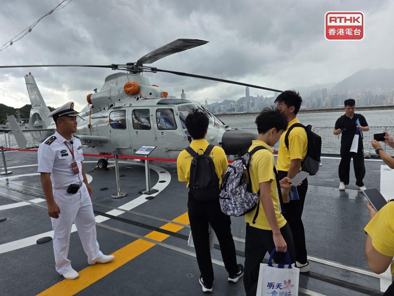 學生了解魚雷發射器，艦載小艇及直昇機等裝備。(陳曉慶攝)