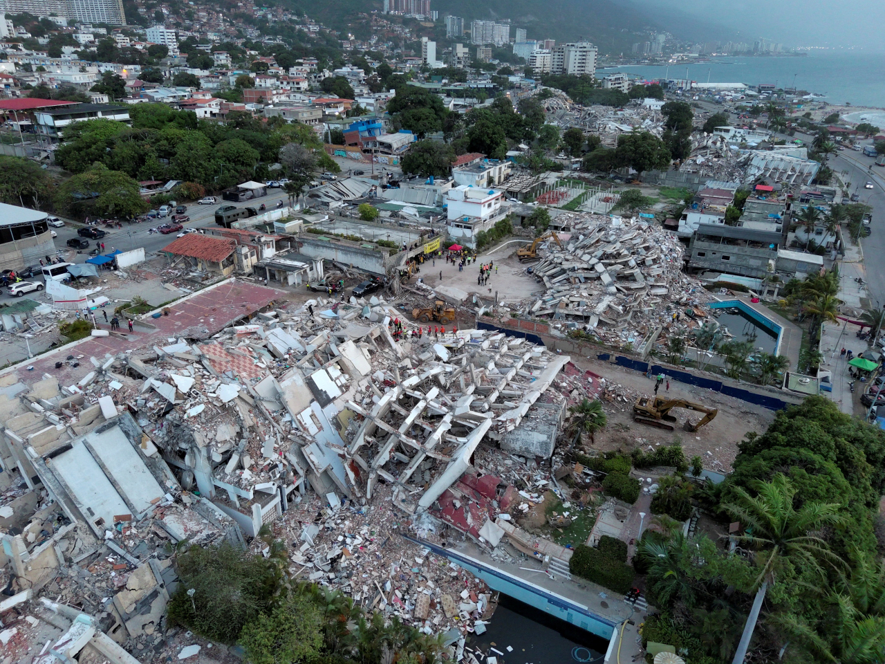 委內瑞拉地震增加至2595人遇難，救援人員救出一名被困8日的男子。（路透社）