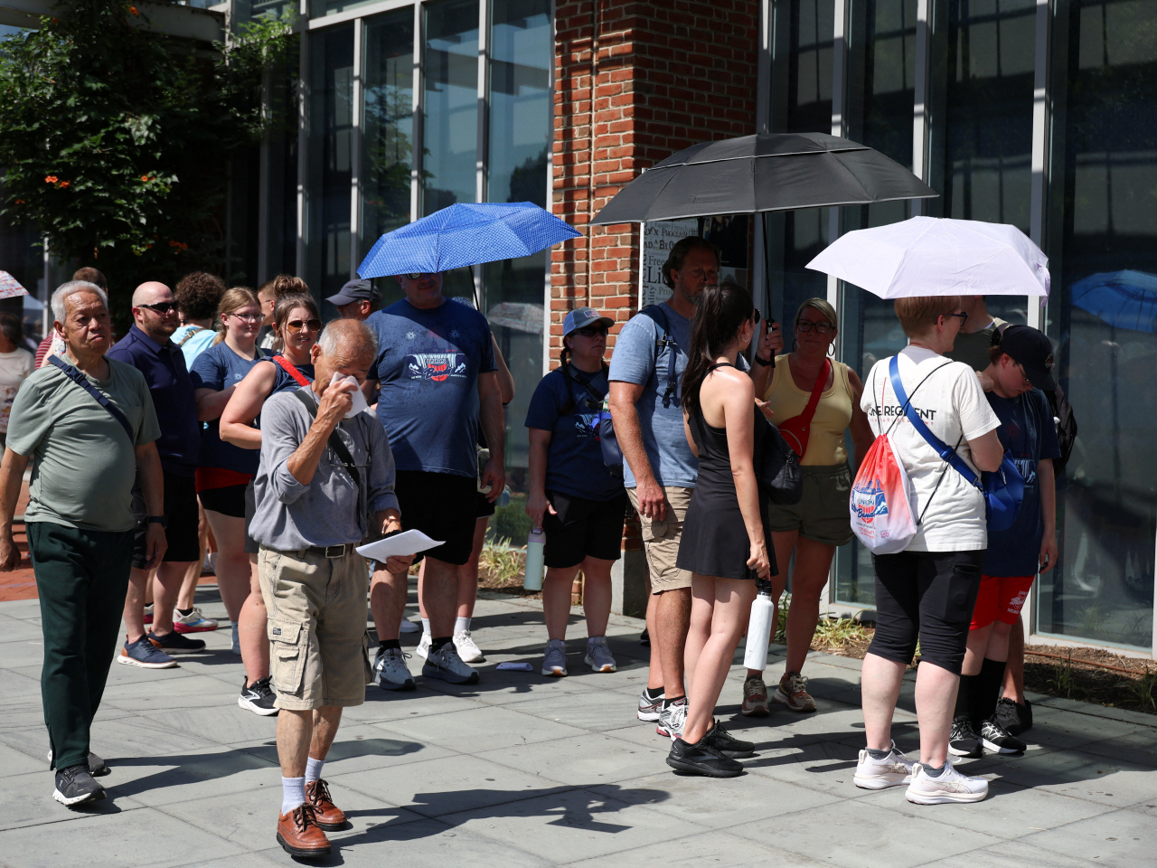 People line up to view the Liberty Bell symbol of American independence amid a heatwave in Philadelphia. Photo: Reuters
