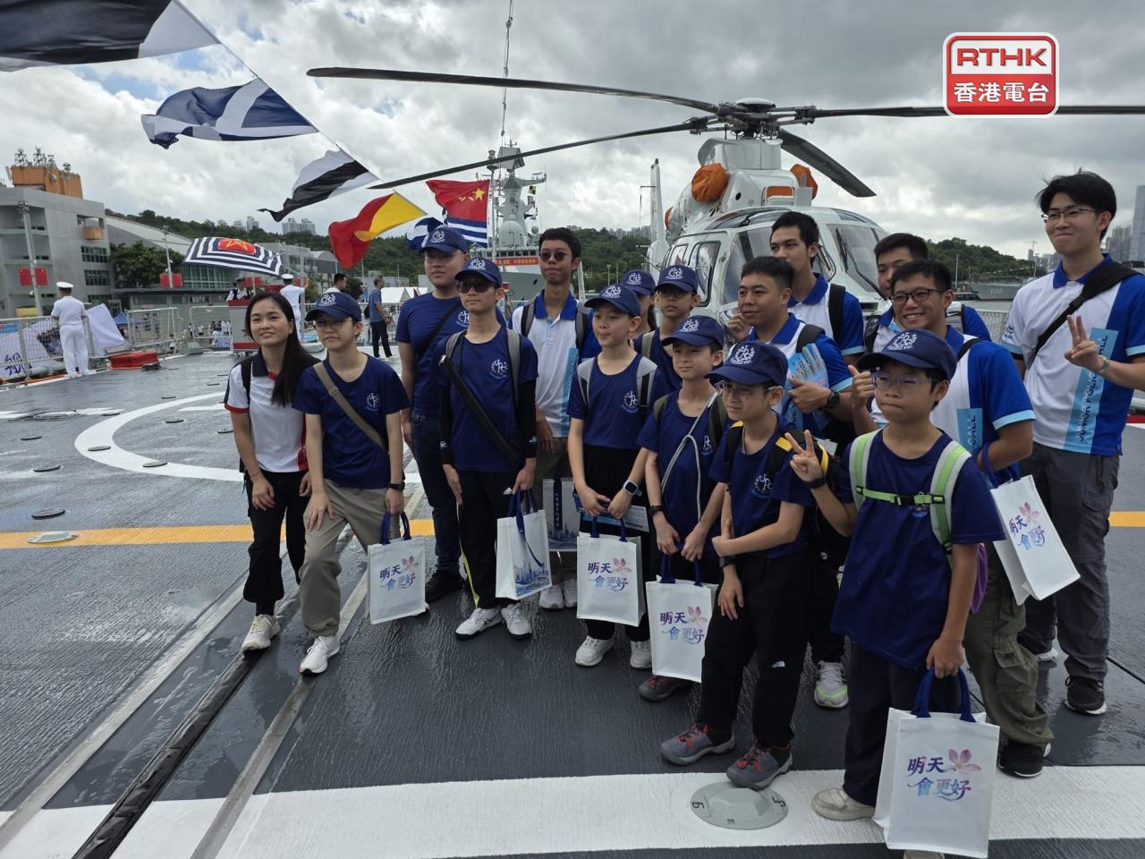 南寧艦及衡陽艦早上開放予青少年團體及學生參觀。（陳曉慶攝）