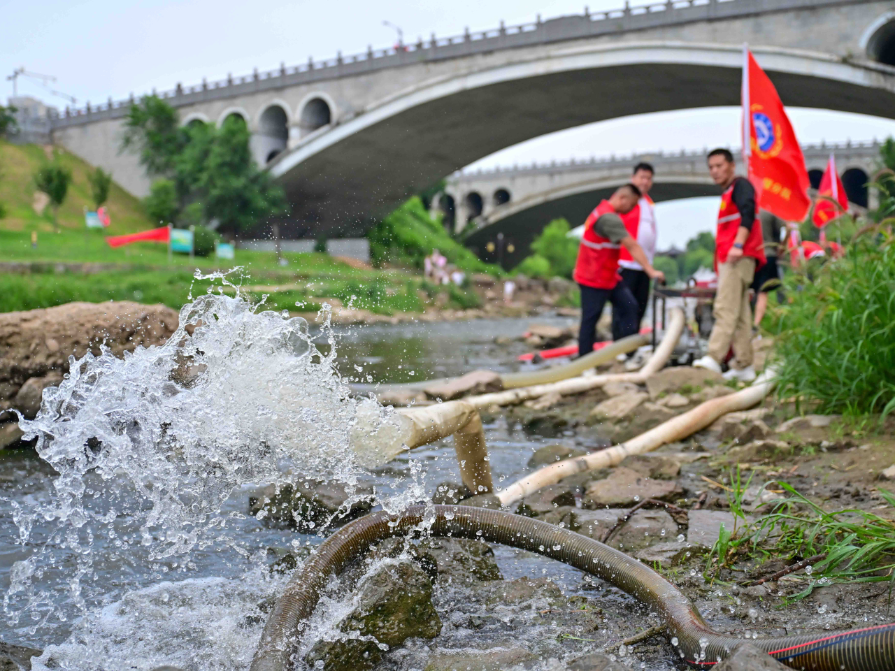 A flood prevention drill is carried out in Henan as Maysak is set to bring a deluge to southern China. Photo: Xinhua