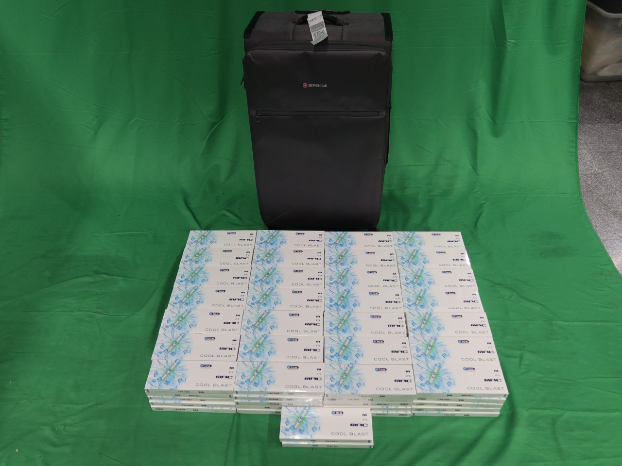海關昨日在機場截查一名35歲抵港中國籍男旅客，在他的行李內檢獲約28400支未完稅香煙。（政府新聞處）