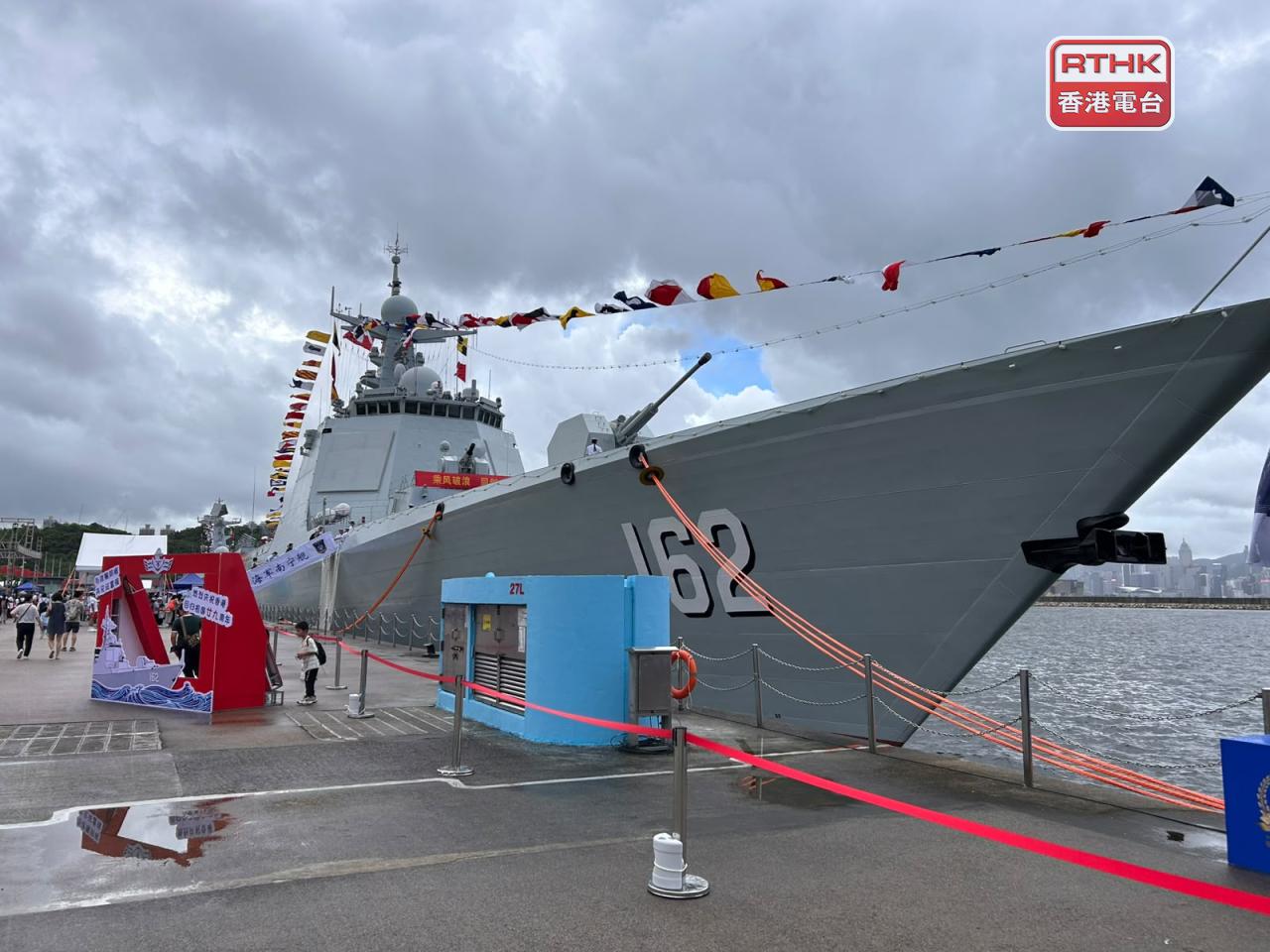 解放軍導彈驅逐艦南寧艦、導彈護衛艦衡陽艦組成的海軍艦艇編隊，今明兩日開放予已預約的公眾人士參觀。（林漢山攝）