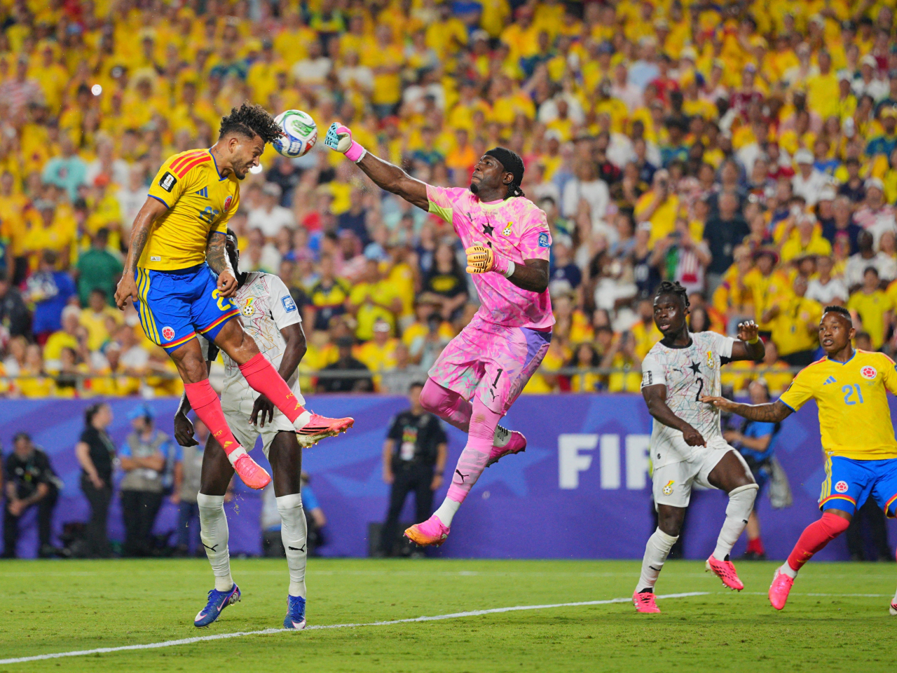 Ghana goalkeeper Lawrence Ati Zigi beats Colombia's Luis Suarez to the punch in Kansas City. Photo: Reuters