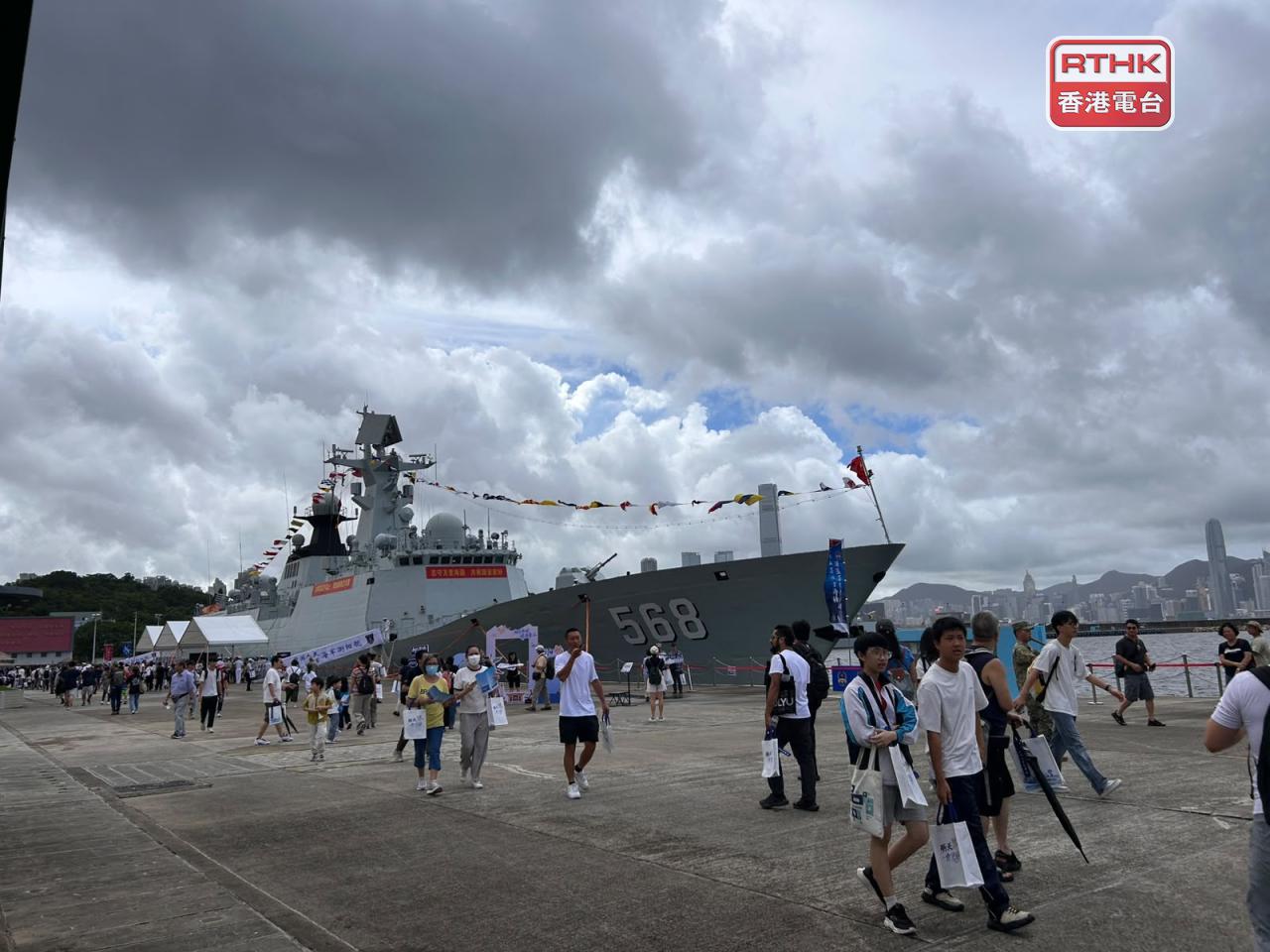 解放軍導彈驅逐艦南寧艦和導彈護衛艦衡陽艦，今明兩日開放給已預約的公眾人士參觀。（林漢山攝）
