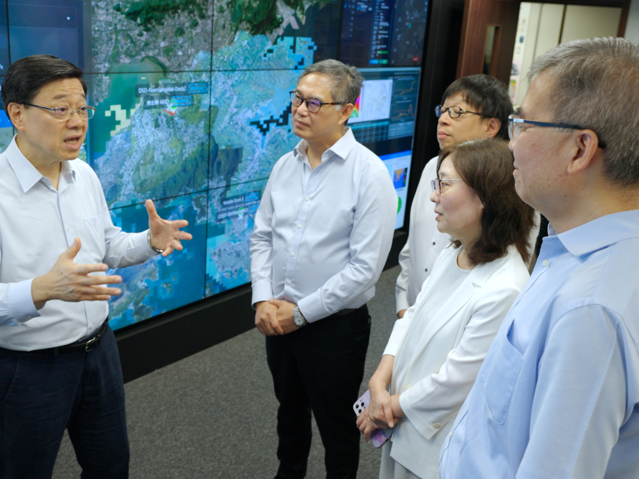 John Lee makes a point during a visit to the Geotechnical Engineering Office. Photo courtesy of Chief Executive's Office