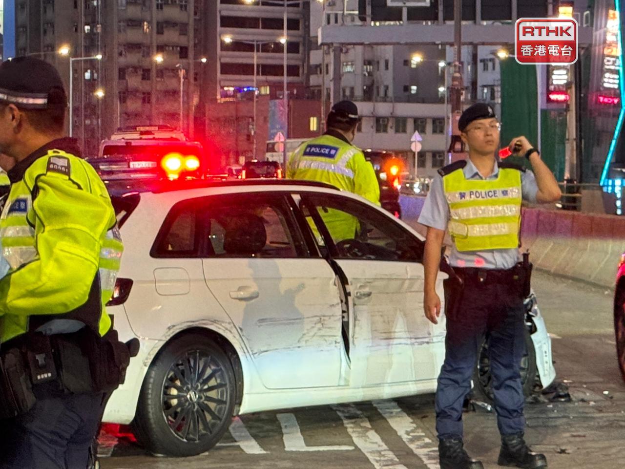 相信涉案的白色私家車，車身損毀。（實習記者鄭凱安攝）