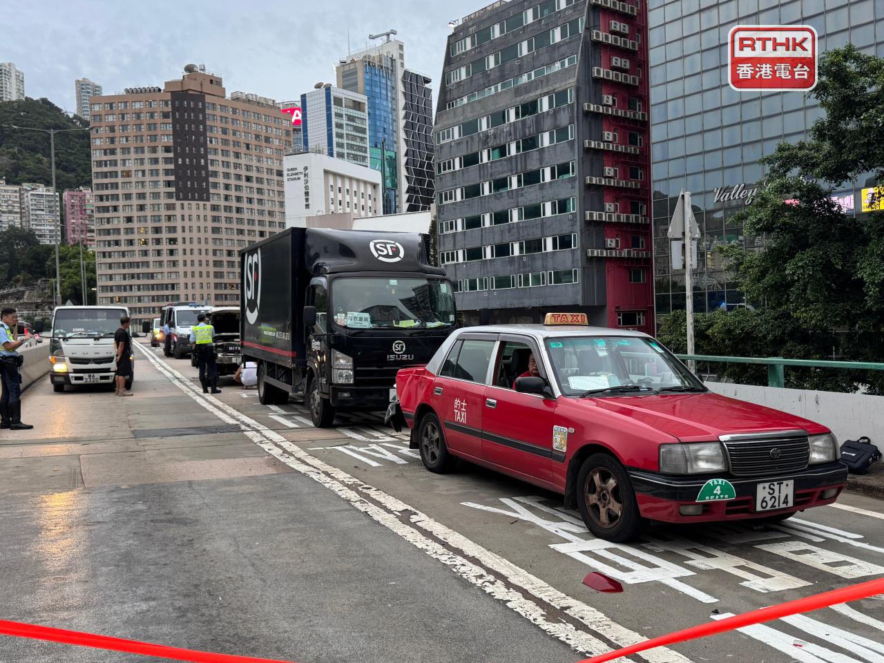 有私家車及貨車於事故中損毀。（實習記者鄭凱安攝）