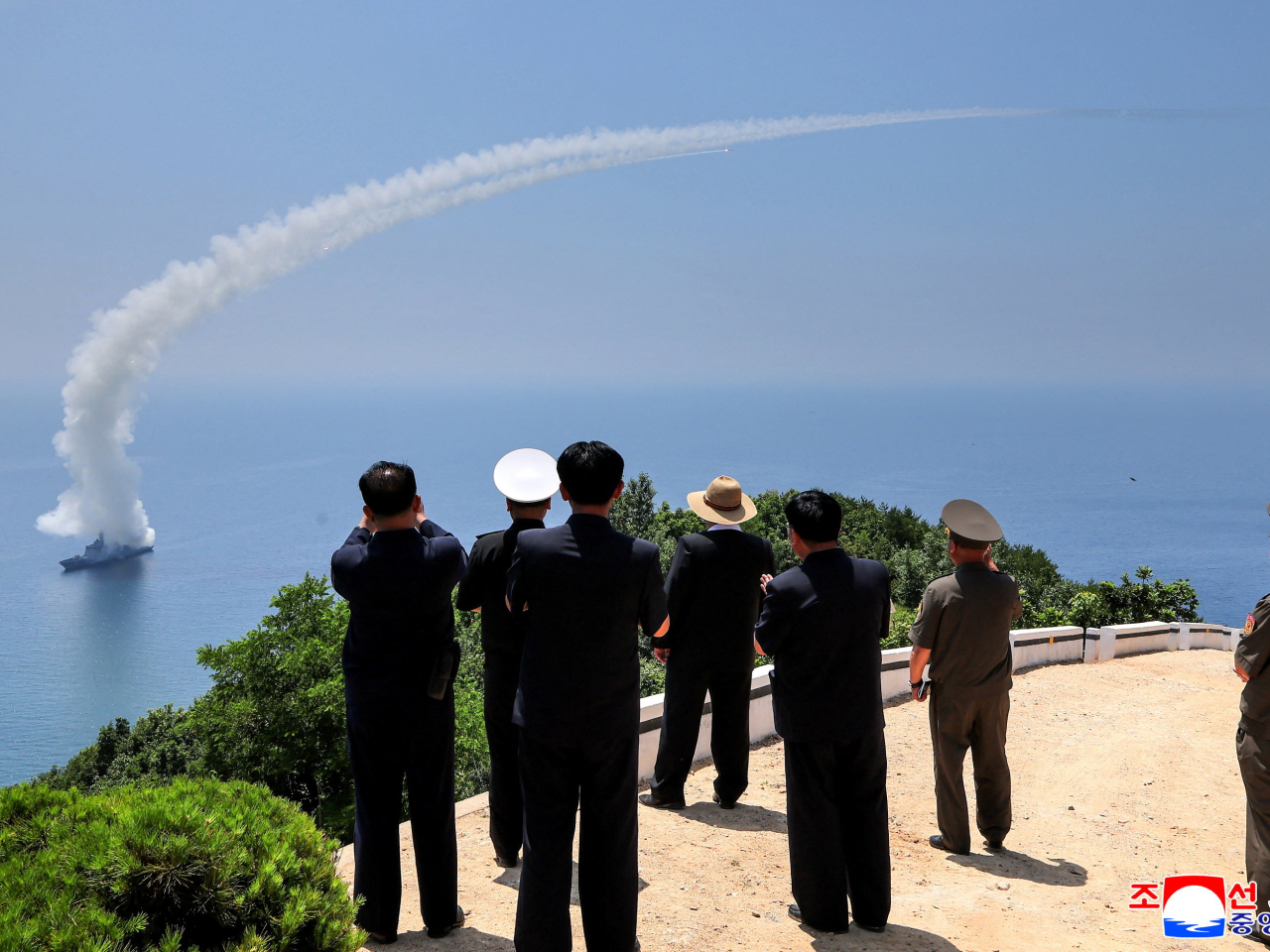 金正恩視察朝鮮姜健號驅逐艦試射戰略巡航導彈。（路透社）