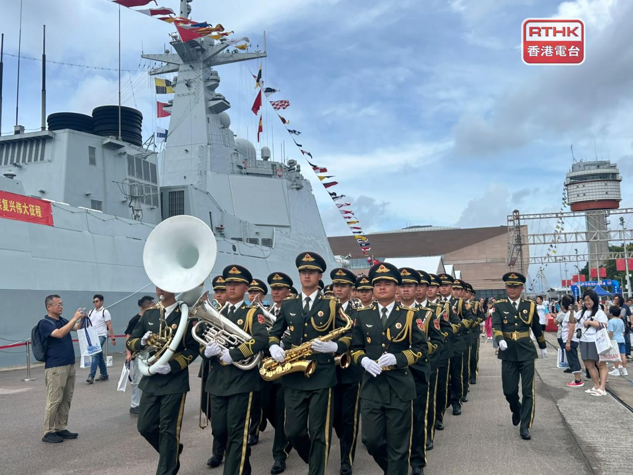 軍樂隊步操出到碼頭位置演奏。（鄧穎琳攝）