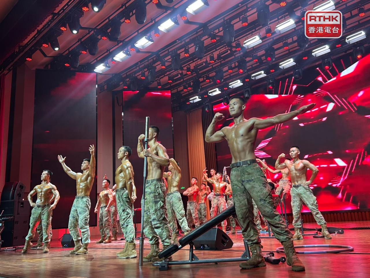 有參觀者到駐港部隊展覽中心，觀賞「軍營男子漢」體操表演。（鄧穎琳攝）