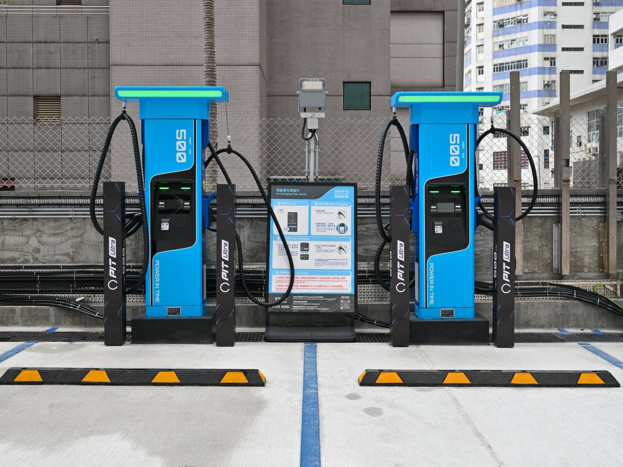 香港現有超過16萬個配備充電設施的停車位及16900支公共充電樁，足以支援超過24萬輛電動車。