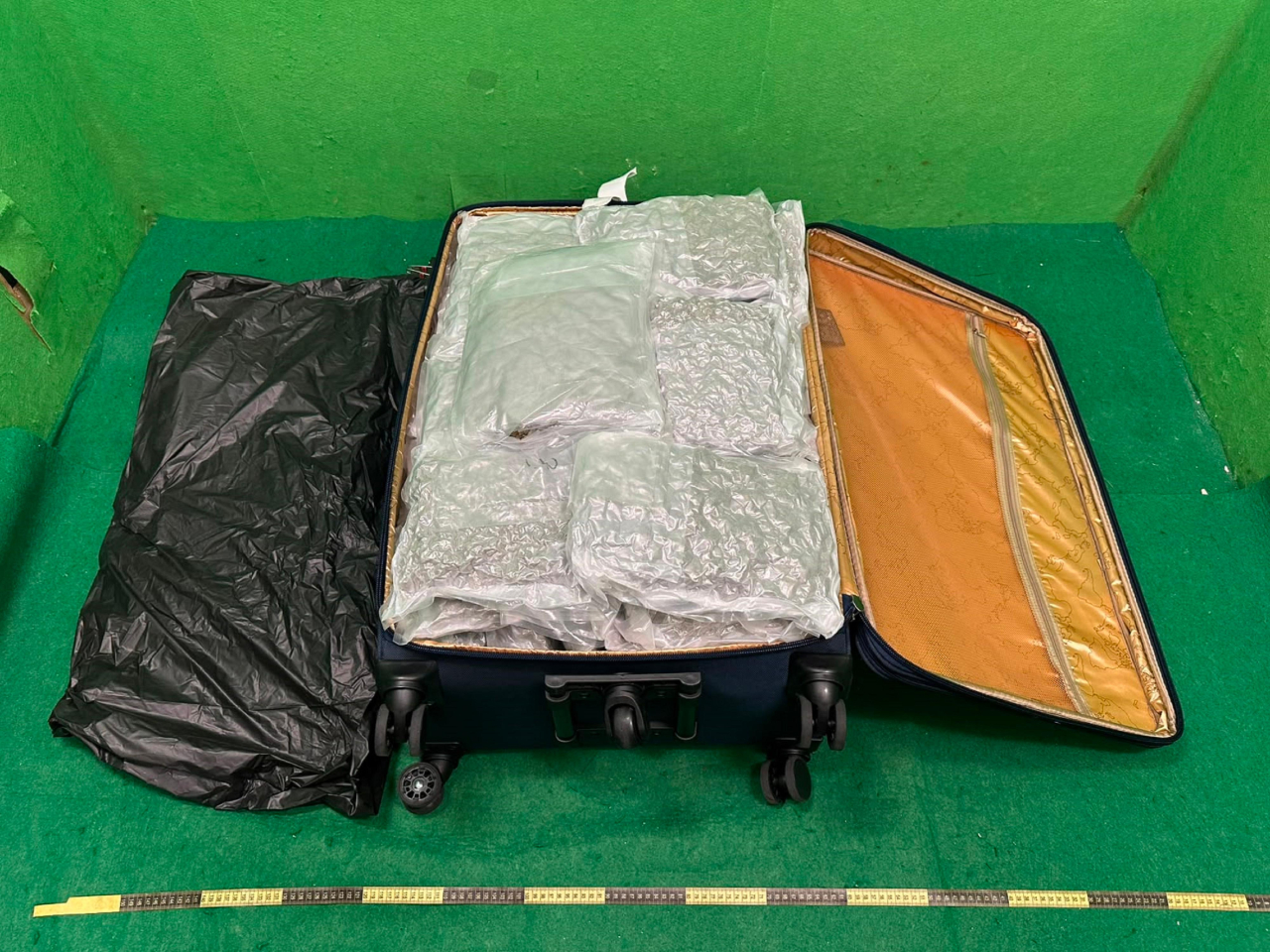 海關在一名旅客寄艙行李檢獲約22公斤懷疑大麻花。（政府新聞處）