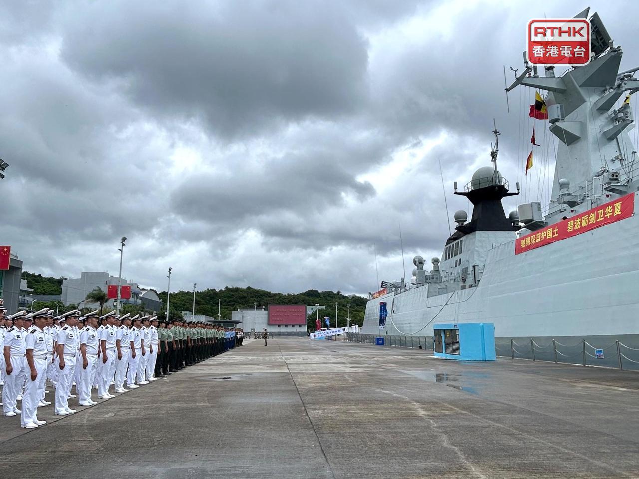 在軍樂隊奏樂下，岸上的海陸空官兵代表列隊送別軍艦。（鄧穎琳攝）
