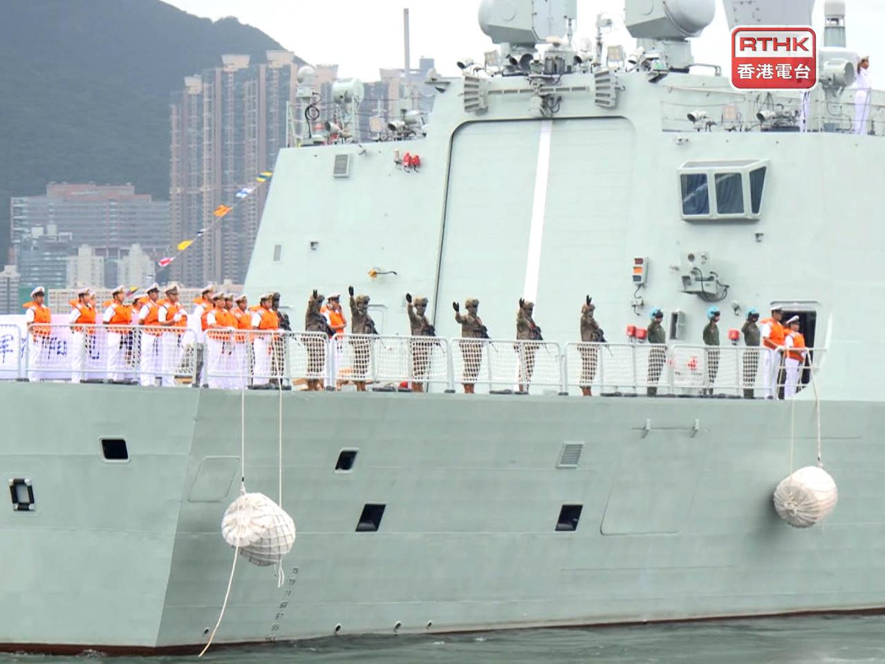 艦上官兵就向岸邊揮手致意。（鍾家銘攝）