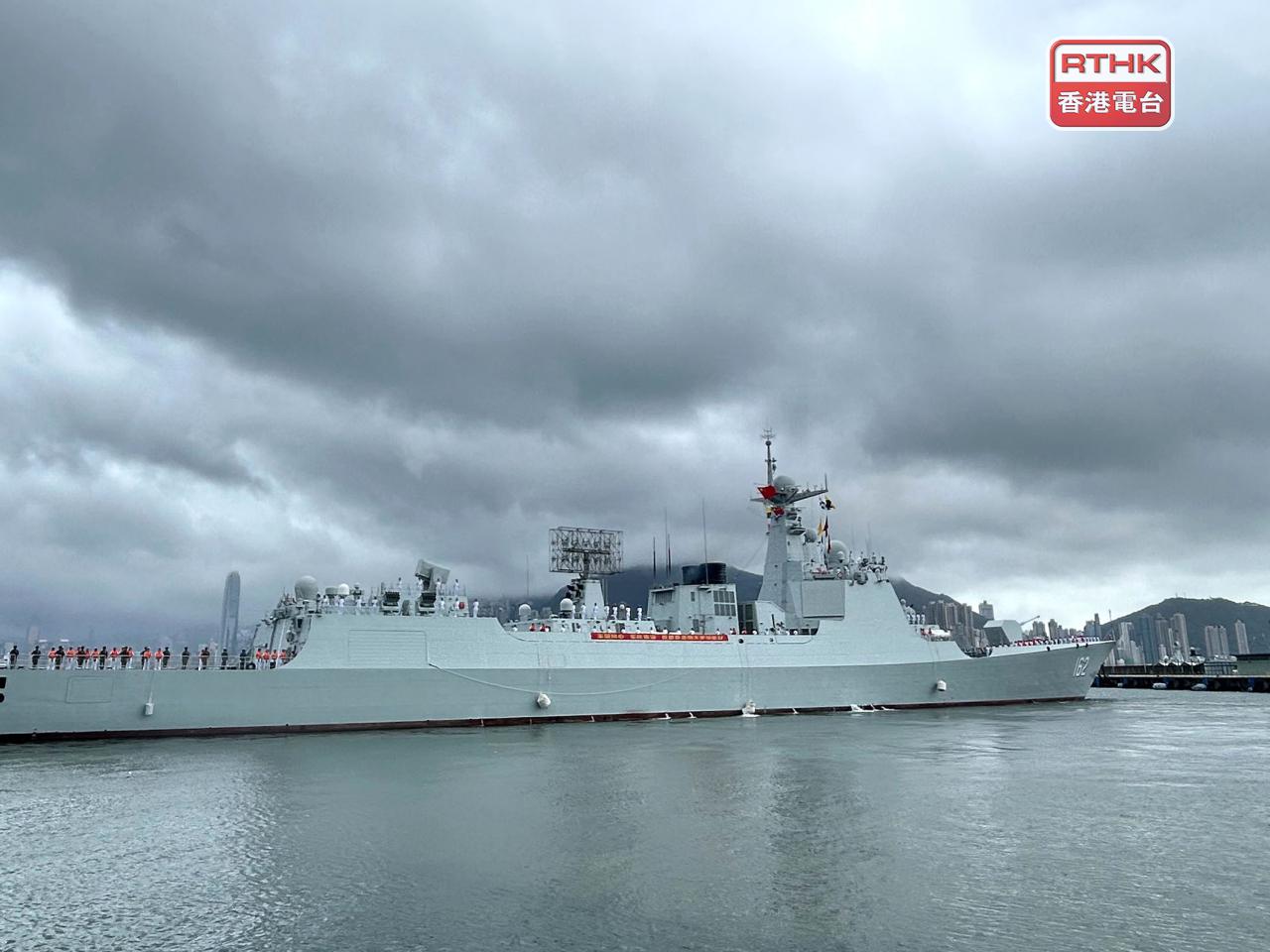 由解放軍導彈驅逐艦「南寧艦」、導彈護衛艦「衡陽艦」組成的海軍艦艇編隊，早上離開香港。（鄧穎琳攝）