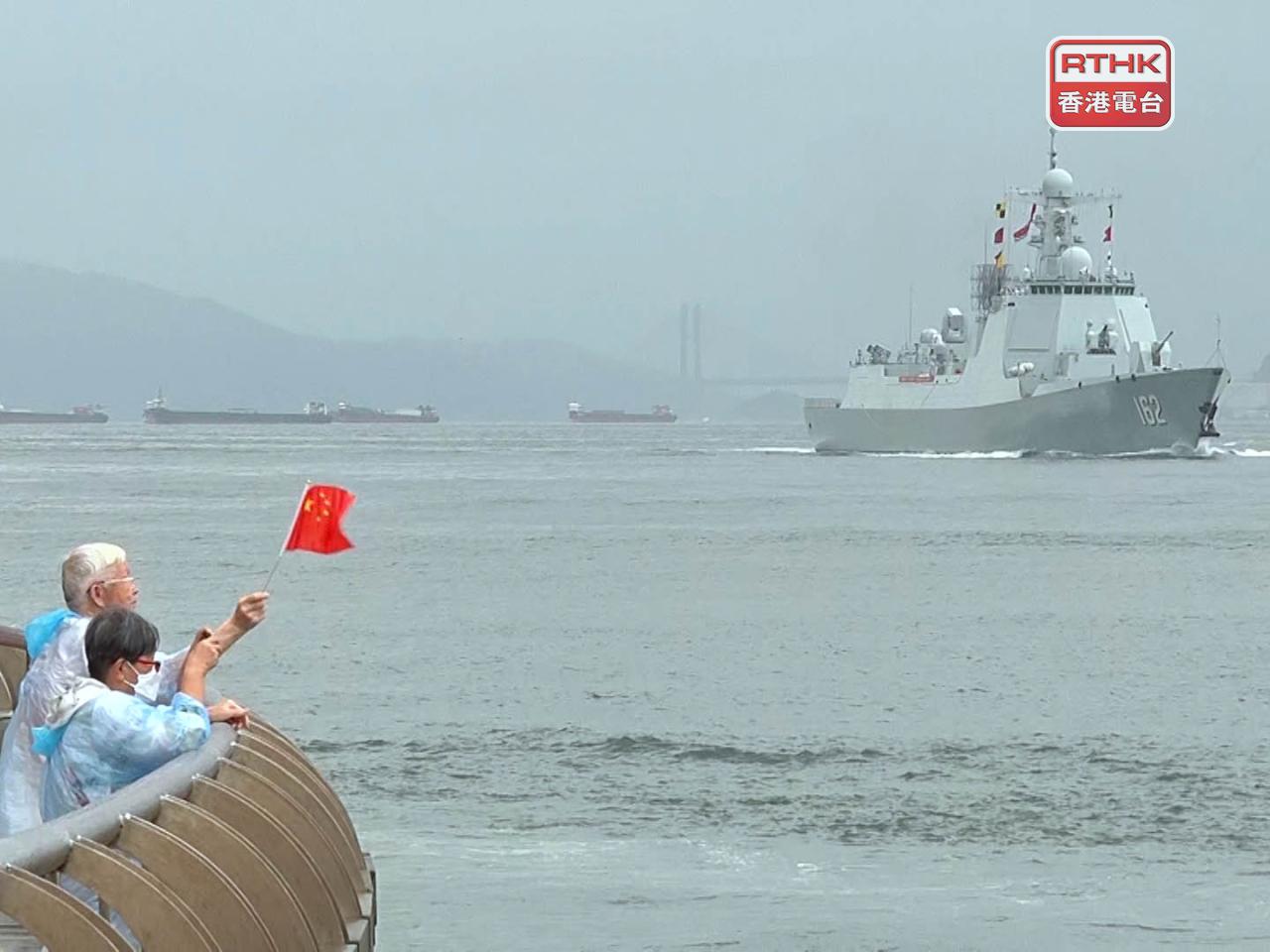 在南寧艦啟航離開香港水域時，有遊客揮動國旗歡送。（郭志強攝）