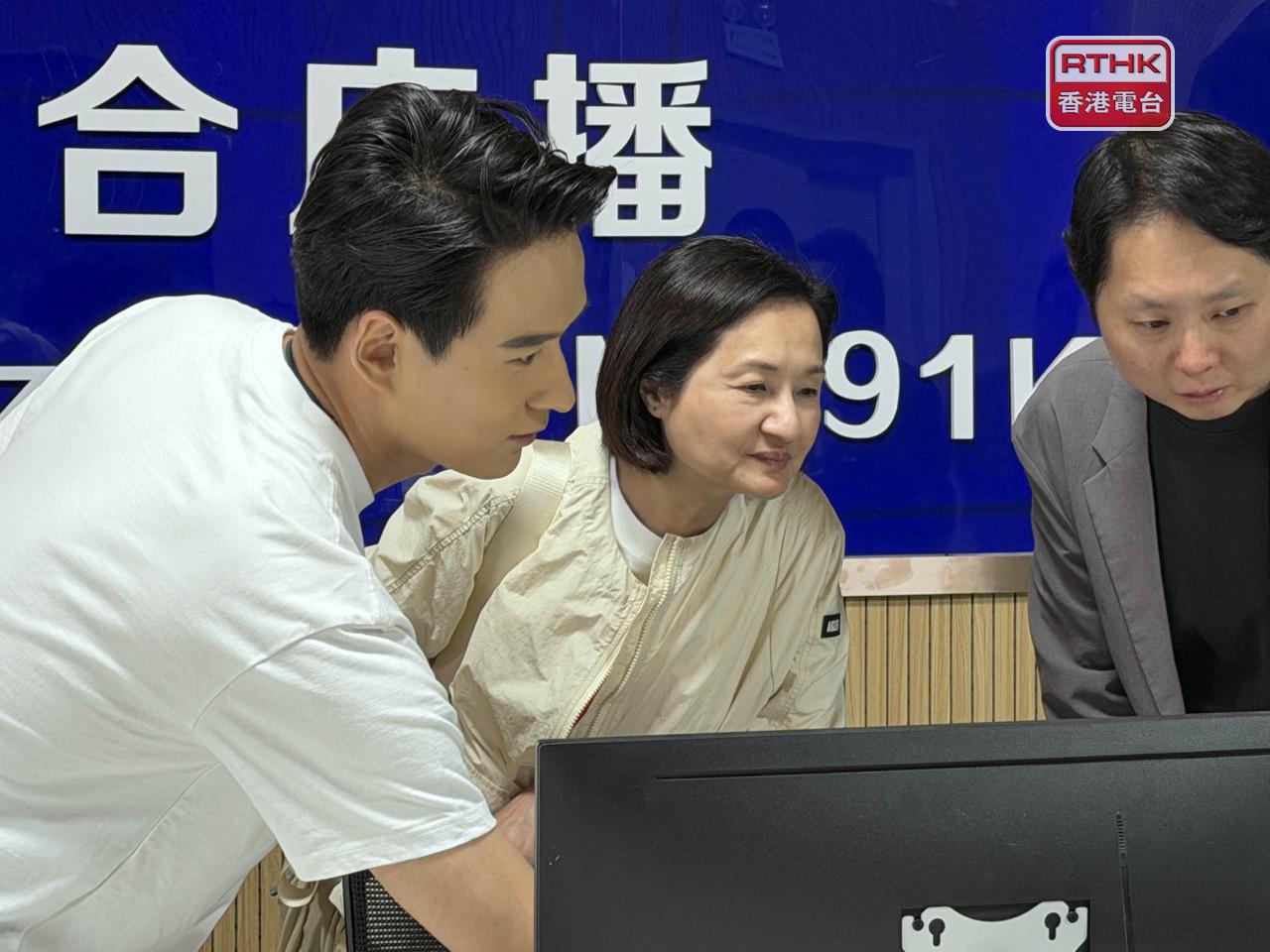 關婉儀聽取融媒體中心代表介紹當地的廣播頻道。（黃貝紋攝）