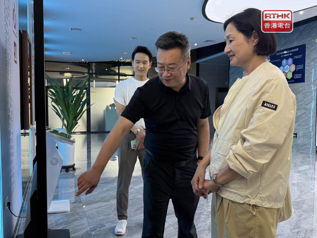 兵團第八師石河子市融媒體中心黨委副書記、副主任焦亞峰（中)。 （黃貝紋攝）