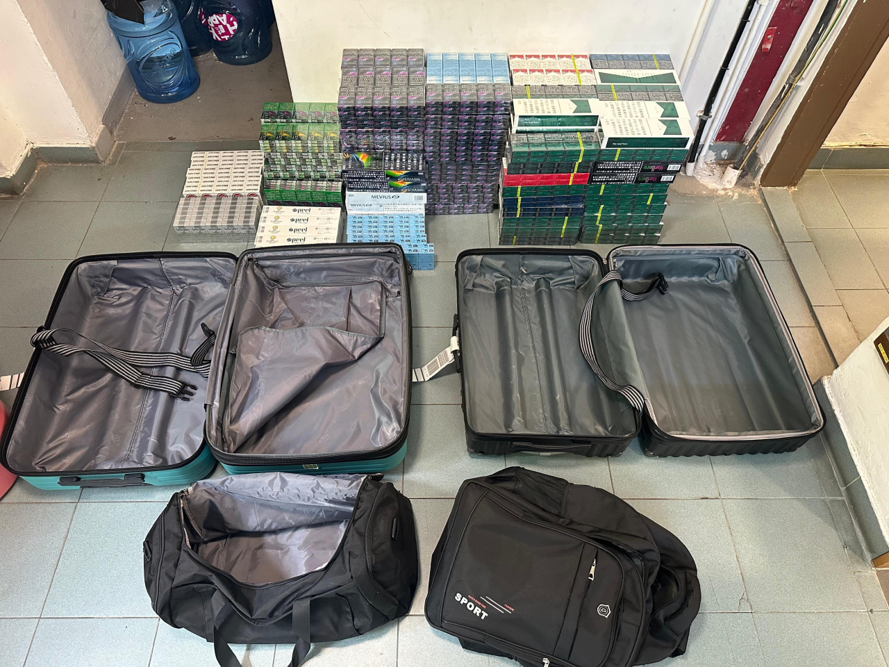 其中一名入境航空旅客的個人行李內檢獲的未完稅香煙。（政府新聞處）