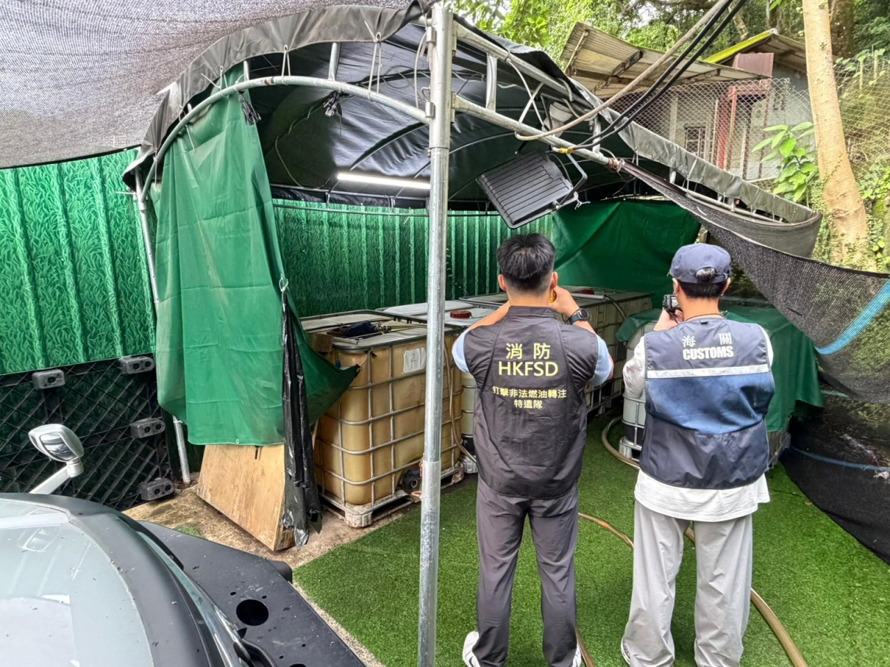 海關聯同消防處在沙頭角進行聯合打擊非法加油活動行動。（海關提供）