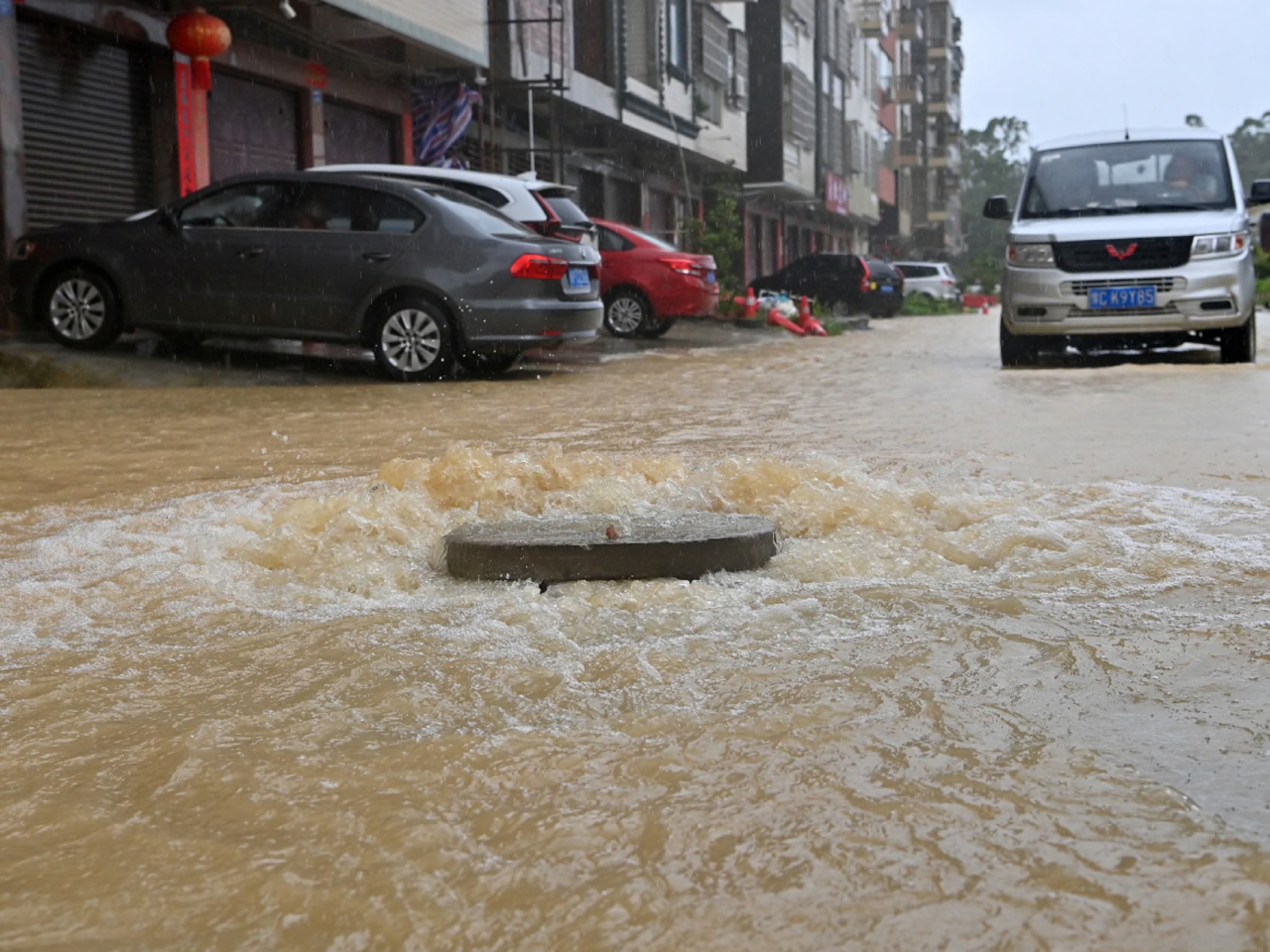 廣西防城港市前日被水淹過路面的情況。（新華社資料圖片）