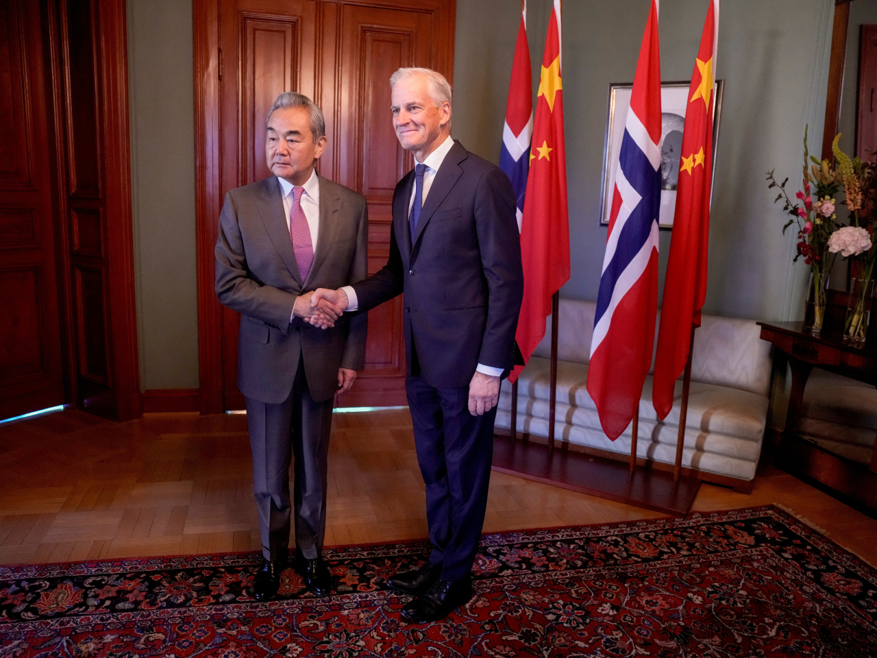 王毅轉到挪威訪問，在奧斯陸與首相斯特勒會面。(路透社)