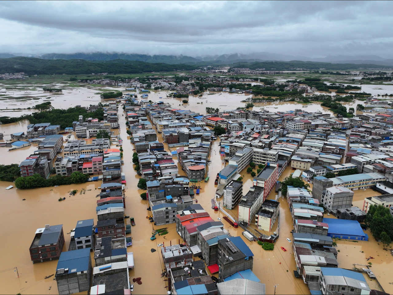 The storms in Hubei came on the heels of widespread flooding in Guangxi Zhuang Autonomous Region brought by the passage of Typhoon Maysak. Photo: Reuters