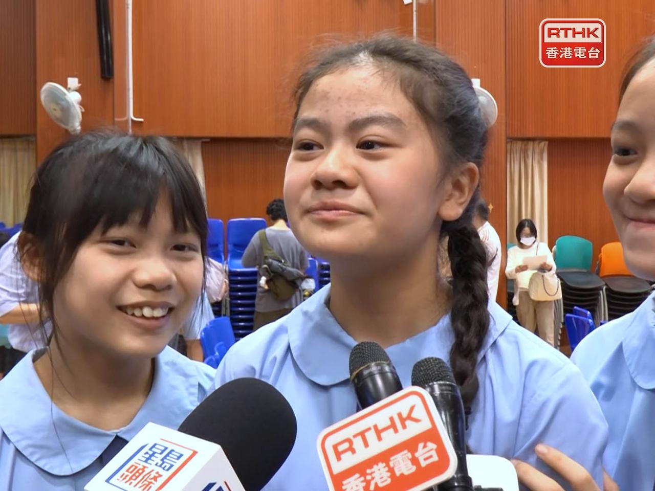 吳同學曾因呈分試失準感到很大壓力，知悉獲派第一志願中學後喜極而泣。（鍾家銘攝）