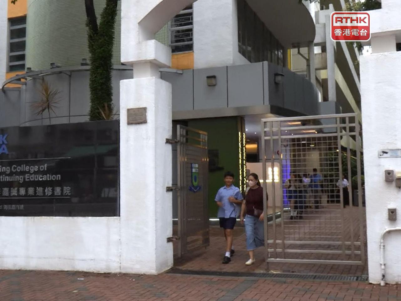 在油麻地的一間中學，有家長及學生前來叩門。（鍾家銘攝）