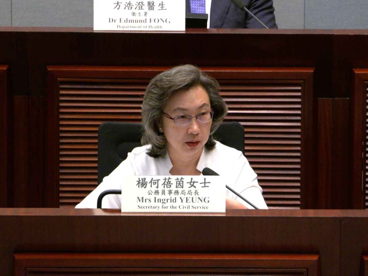 楊何蓓茵指正逐步安排更多公務員及合資格人士，適時返回政府牙科診所，接受定期檢查及洗牙服務。
