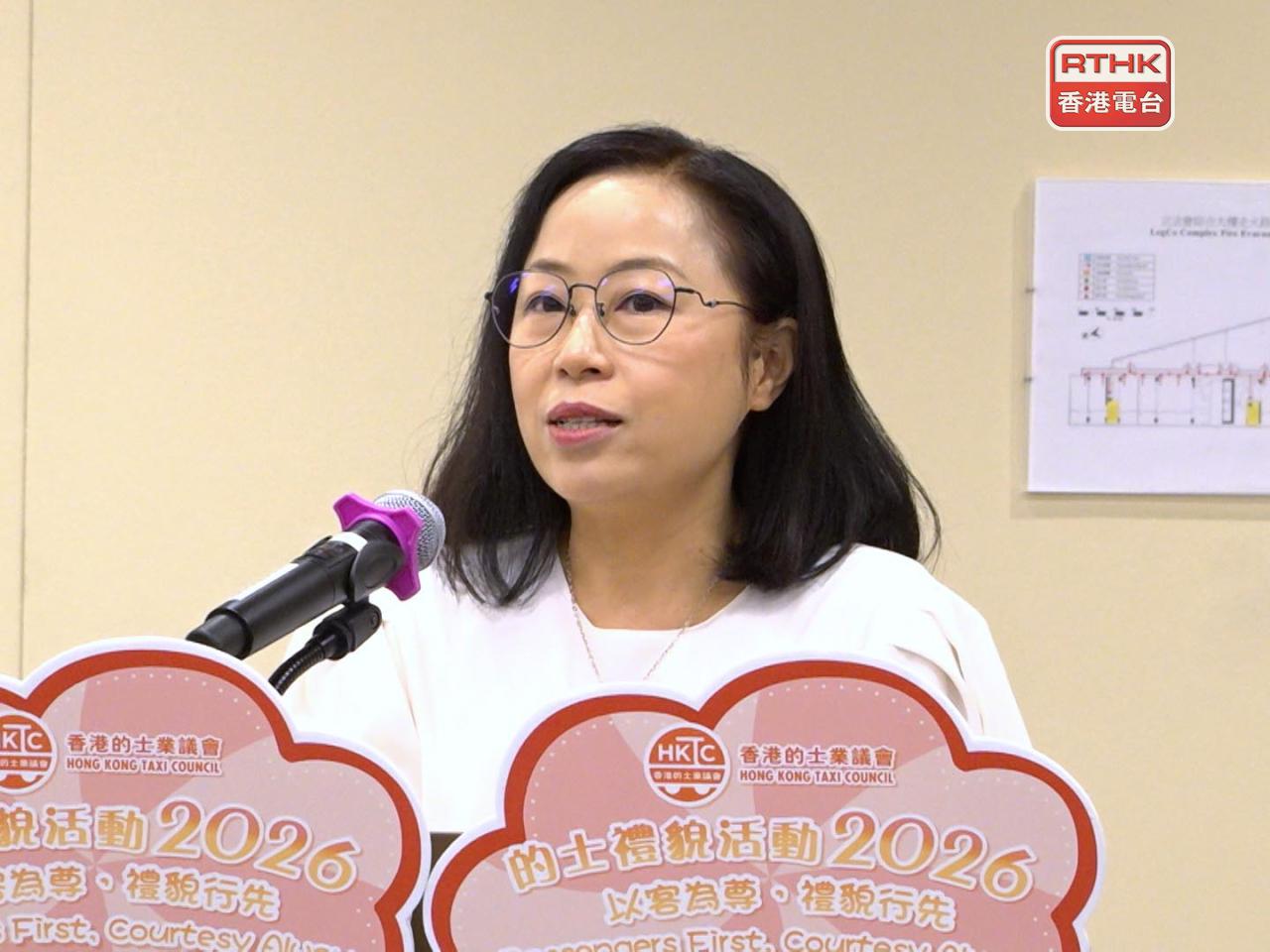 謝詠誼指，八達通6月份交易總數較實施前增長超過一倍，顯示措施為司機及乘客帶來便利。（郭志強攝）.jpg