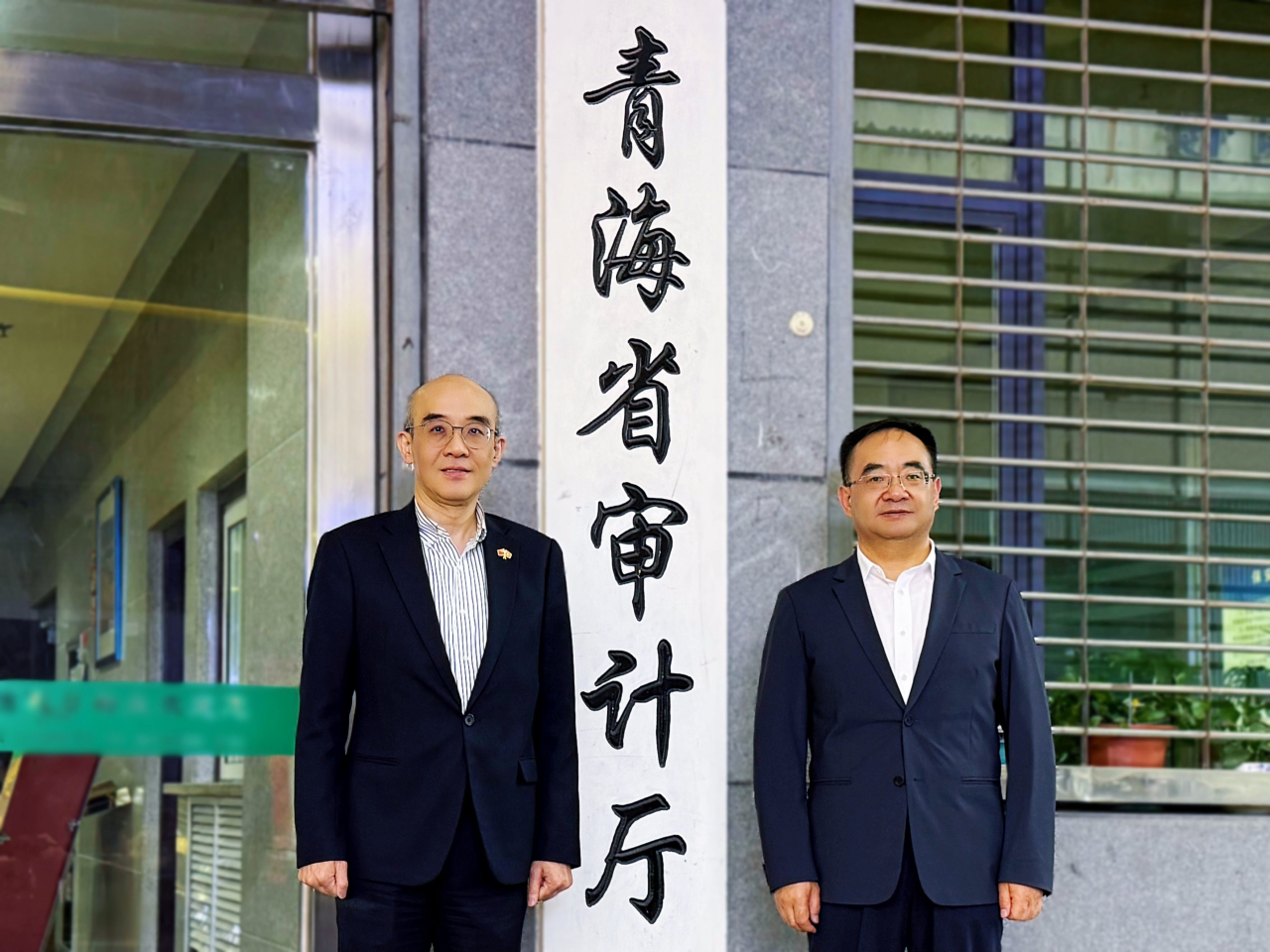 林智遠（左）與青海省審計廳廳長陳兆超（右）於青海省審計廳大樓合照。（政府新聞處）